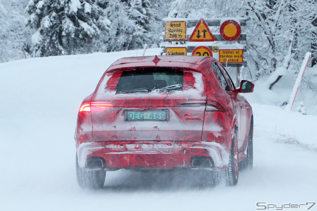 クリスマス仕様!? マセラティ新型SUV『グレカーレ』プロトタイプ、LED初点灯&グリル全開!