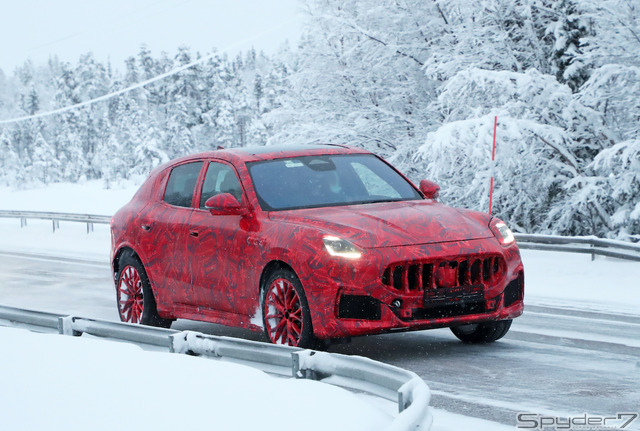 クリスマス仕様!? マセラティ新型SUV『グレカーレ』プロトタイプ、LED初点灯&グリル全開!
