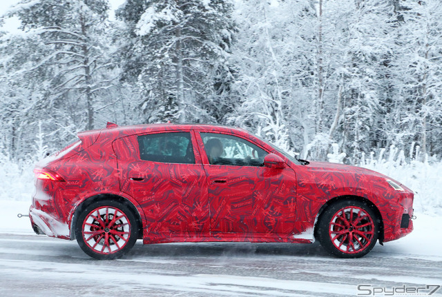 クリスマス仕様!? マセラティ新型SUV『グレカーレ』プロトタイプ、LED初点灯&グリル全開!
