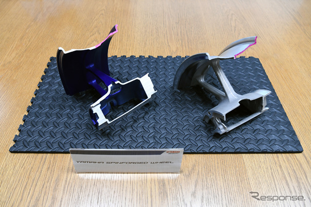 スピンフォージドホイール(左)と従来のアルミホイールの断面