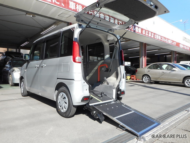 リフトカーの代車も用意(初石鈑金)
