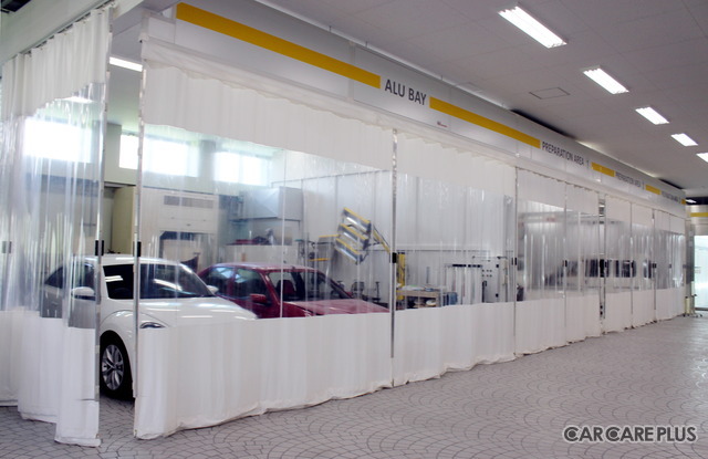 手前に「アルミボディパーツ専用」の作業エリアがあり、その隣は下地作業用エリア(3ベイ)