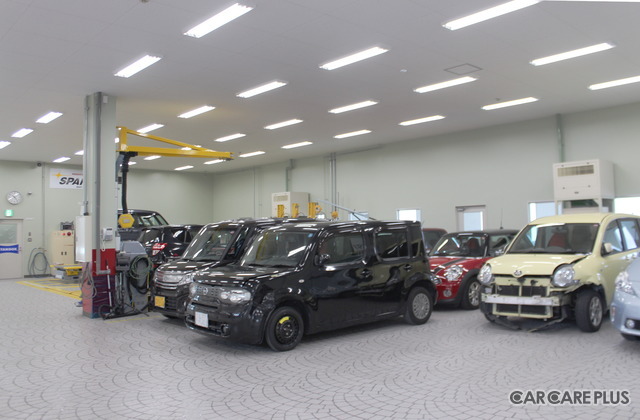 車両の最終チェックを行う作業スペース。奥には、ボディリペアを行うエリアがある