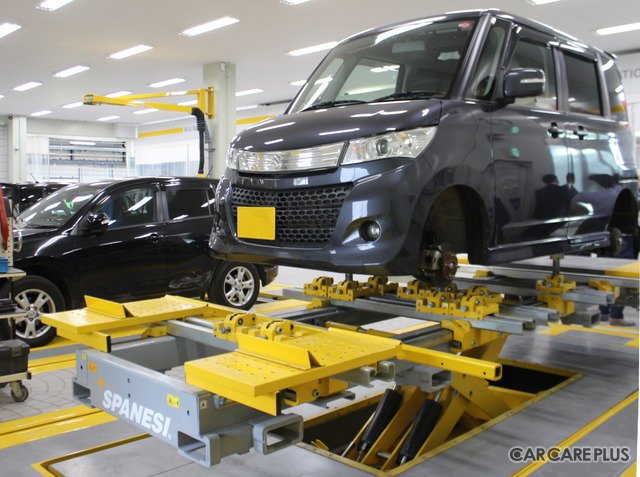 シグ式フレーム修正機に、車両をセットした状態