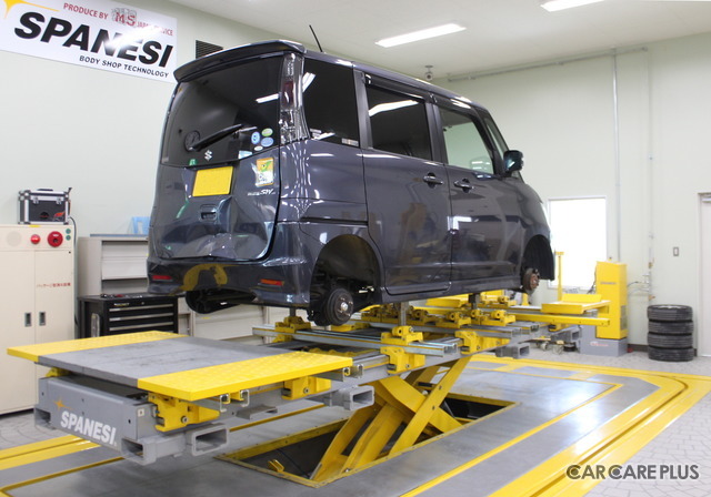 シグ式フレーム修正機を使用し、ミリ単位で車体のゆがみを修正