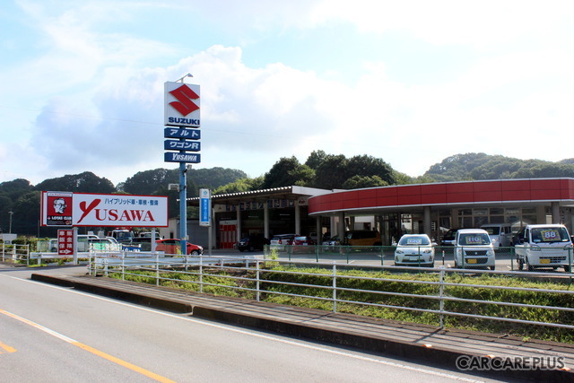 支店では車両販売、鈑金塗装のほかレッカー車も待機
