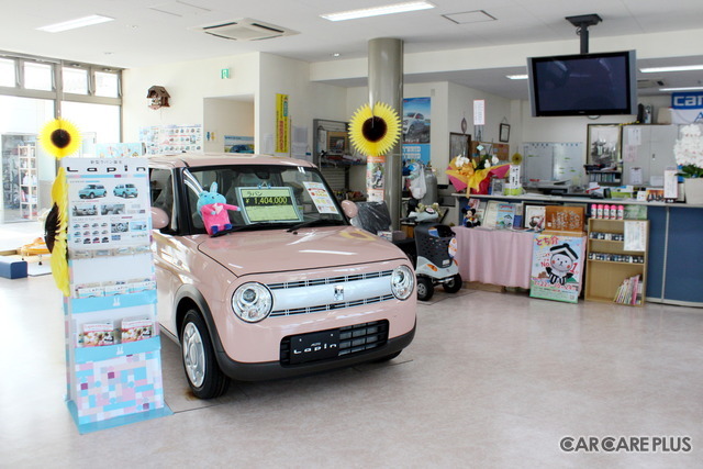 明るく広々した受付に販売車両が並ぶ支店の受付