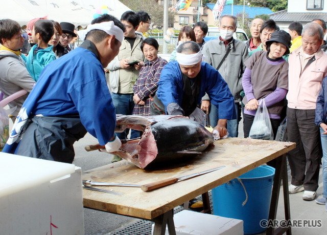 恩返し祭の目玉企画は何と言っても「マグロの解体ショー」。とても自動車修理・販売会社での光景とは思えません
