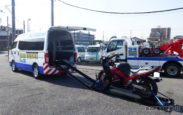 バイク専用の搬送車も完備し、あらゆる事態を想定