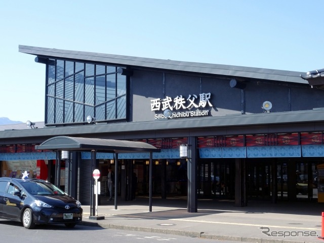 西武秩父線の終点・西武秩父駅。平日朝は飯能からの各駅停車が4両編成となる。