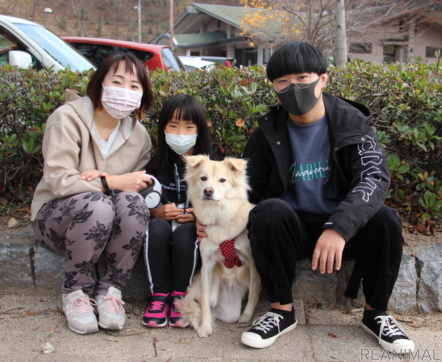 家に来た時からおとなしくていい子だというグクちゃん。お母さんによると「食いしん坊ですね。子どもたちもよく面倒を見てくれてとても仲良しです」とのこと