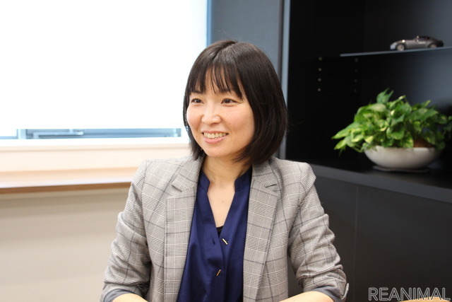 マツダ 広報本部の荷堂美紀氏。犬1匹、猫2匹と暮らす。「それぞれの事情や考えに配慮して柔軟に対応しながら、クラブとしてできることをやっていきたい」という