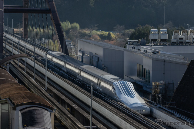 12月21日に取りまとめられたリニア中央新幹線有識者会議の中間報告では、JR東海が提案している導水路トンネルによる湧水戻しが追認される形となったが、JR東海に対してはより慎重な姿勢を求めた。写真はJR東海のリニアモーターカー(山梨リニア実験線)。