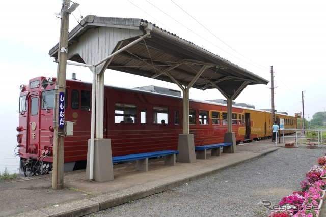 予讃線下灘駅(愛媛県伊予市)に停車する『伊予灘ものがたり』。12月27日のラストラン後、瀬戸内海を渡り京都鉄博入りする。