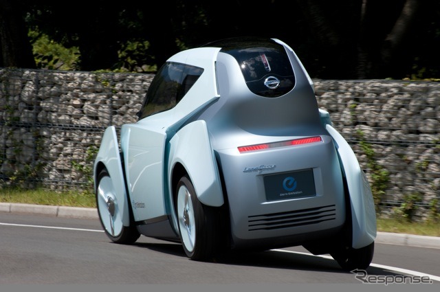 日産ランドグライダー、走行シーン。車体の傾きやフェンダーの移動に注目(2009年)