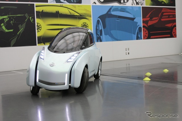 日産ランドグライダー、走行シーン。車体の傾きやフェンダーの移動に注目(2009年)