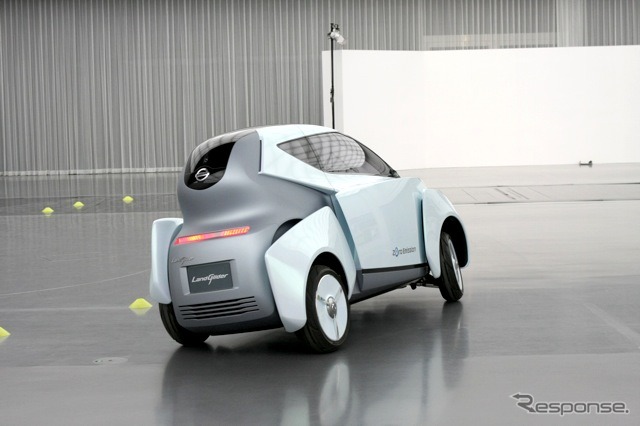 日産ランドグライダー、走行シーン。車体の傾きやフェンダーの移動に注目(2009年)