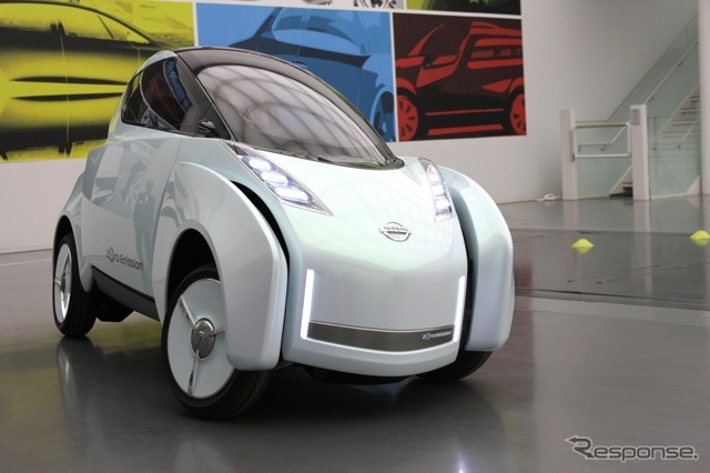 日産ランドグライダー、走行シーン。車体の傾きやフェンダーの移動に注目(2009年)