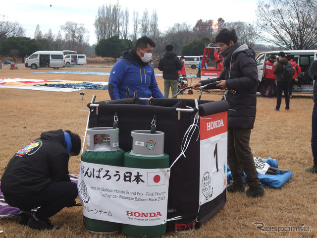 飛ぶ前に風を読み、作戦を考える。機番1は強豪、藤田雄大選手。燃料タンクをバスケットの中ではなく外に懸吊しているのが独特。