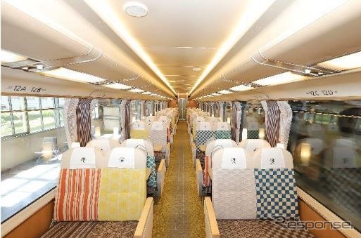 『楽』中間車の車内中間車の座席とサロン席には天然木の大型テーブルも設置。