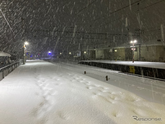 12月28日6時頃、東海道本線能登川駅(滋賀県東近江市)の状況。