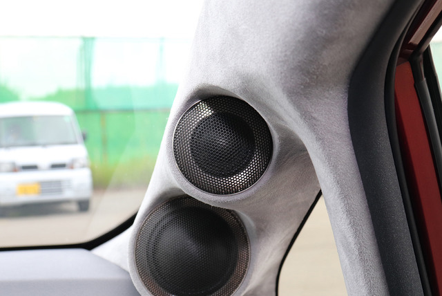 「ユニットサブウーファー」を搭載したオーディオカーの一例(製作ショップ:レジェーラ<静岡県>)。