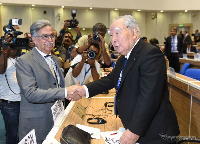 向かって右:スズキの鈴木相談役(2018年、当時は会長)