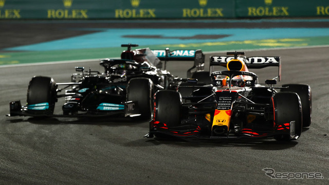 フェルスタッペン(向かって右、レッドブル・ホンダ)がF1王者に。