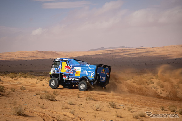 勇壮な走りを見せるトラック・カテゴリーのマシン(#505 E. ニコラエフ / KAMAZ)。