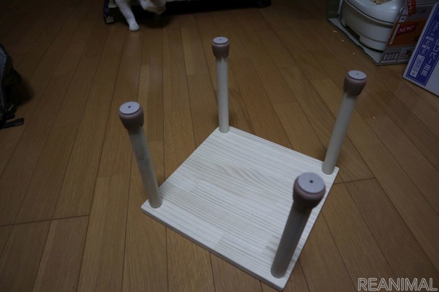 ガタつきを押さえるため家具用のゴム足も取り付けた