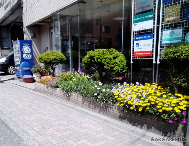店舗の前には季節を彩る花壇が