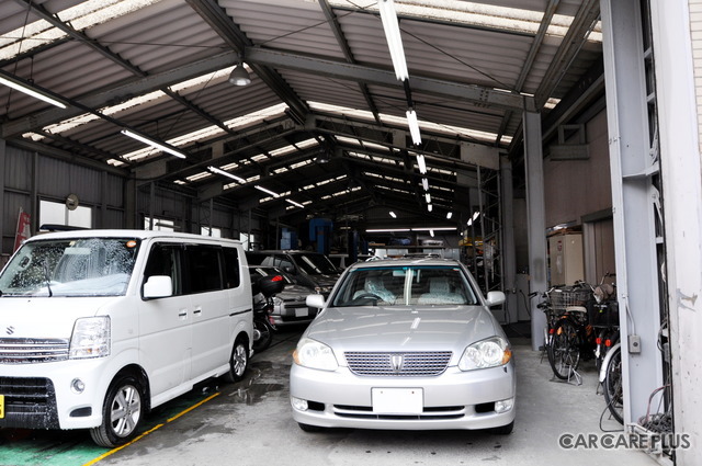 奥行きのある工場。多くの入庫車両を抱える