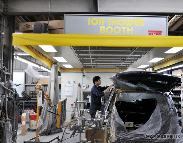 塗装作業の様子。入庫車両が途切れることはない
