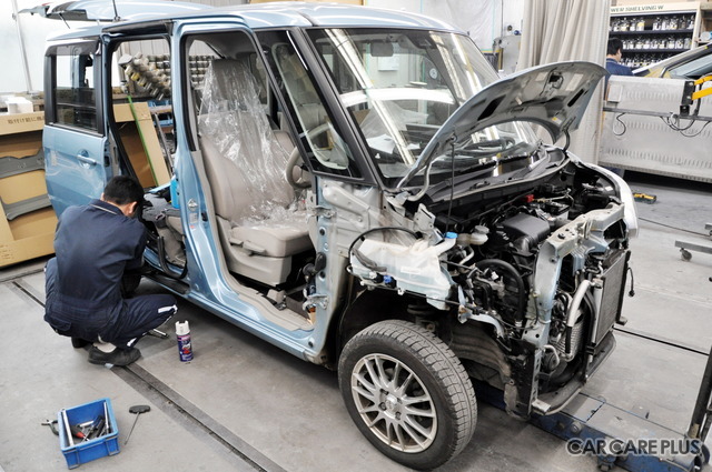 鈑金作業の様子。大きな損害の車両も多数入庫していた