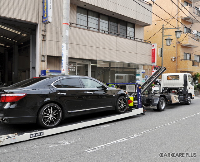 取材中にもロードサービスで入庫した車両が運び込まれていた