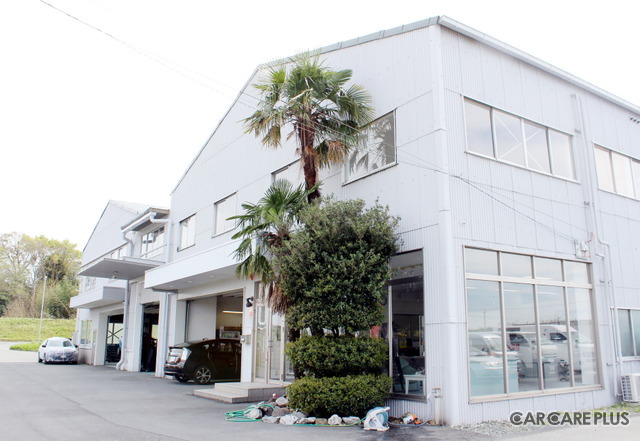 牛川工場では、主に事故車の修理や塗装作業などを行っている