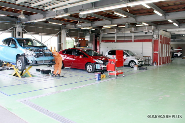 牛川工場の鈑金塗装スペース。作業しやすい広さを確保し、正確な作業を行う