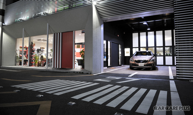 納車スペースは店舗と直接つながっているので雨の日も安心だ