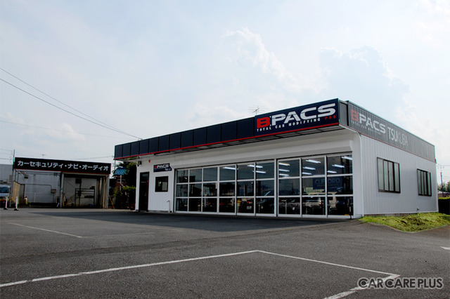 こちらはつくば店の外観。広々とした駐車場を備える