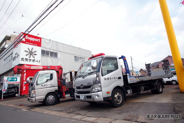 店舗にはレッカー車や積載車が並ぶ