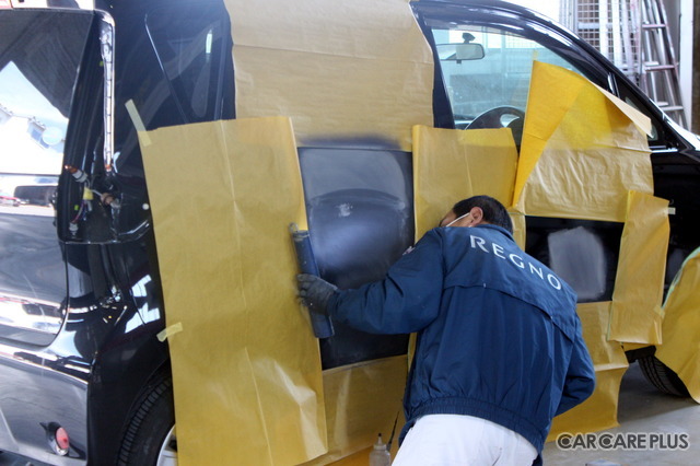 高い技術を誇るスタッフにより、みるみるクルマが修理されていく