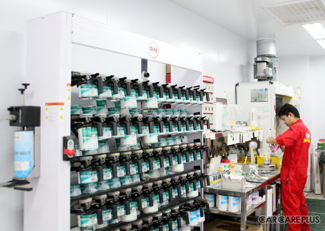 作業効率、自然環境、そしてスタッフの健康に配慮し水性塗料を使用。工場内はほぼ無臭でクリーンな環境が保たれている