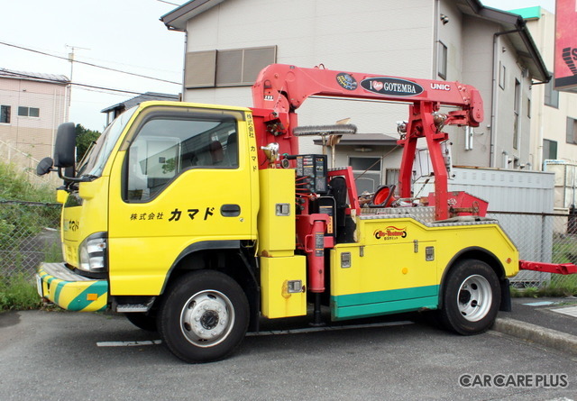 クレーン付きの4WDレッカー車