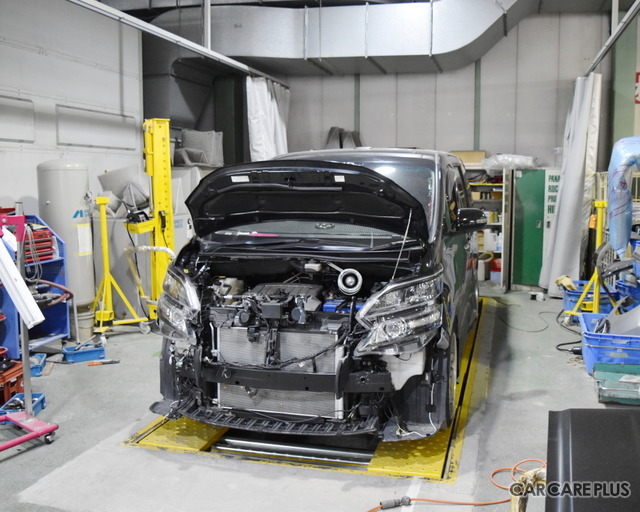 ミリ単位で車体のゆがみを修正できる「ジグ式フレーム修正機」も導入!