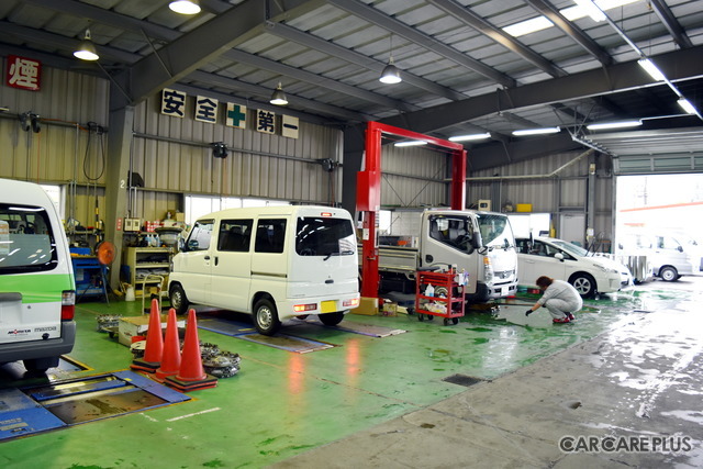 ハイブリッド車、トラック、軽ワゴンなど、さまざまな車種の車検・整備を依頼できる(東大阪工場)