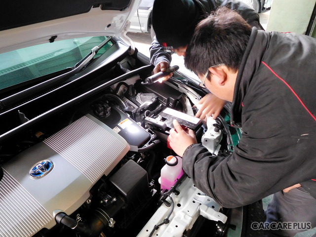新型プリウスを分解しているところ。部品の取り付け方や最新の溶接技術を学んでいる