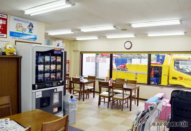 待合室では、ドリンクを飲みながらゆっくりくつろげる(東大阪店)