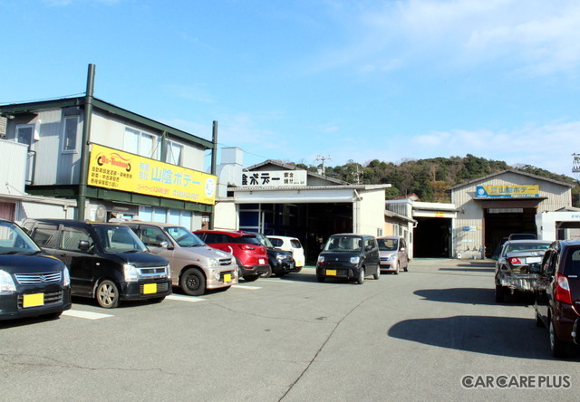 「山陰ボデー」は地元のお客さまからの相談や依頼が絶えず、店舗前はいつもお客さまの車で埋め尽くされている
