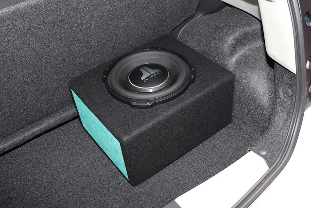 「ユニットサブウーファー」を搭載したオーディオカーの一例(製作ショップ:パラダ<福井県>)。