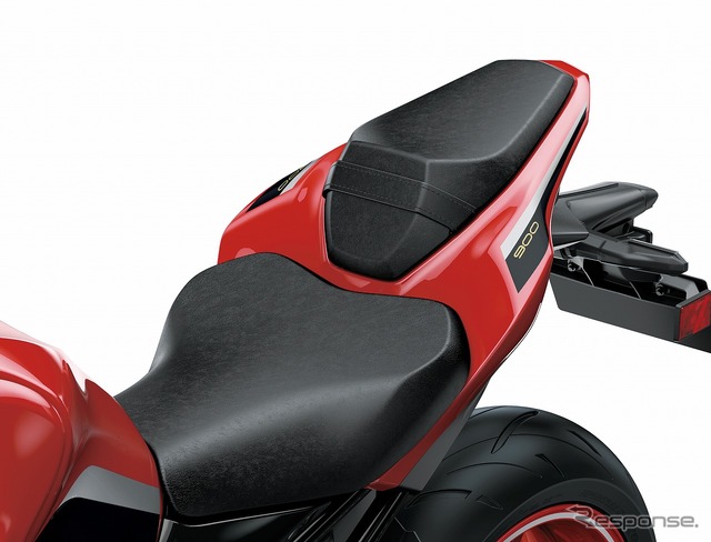 上質感を高めるシボ入りの専用シート表皮